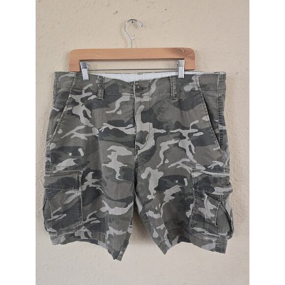 OLD NAVY MEN Green & GRAY Lived In Straight CAMO CARGO SHORTS, Size 36 - Picture 1 of 7